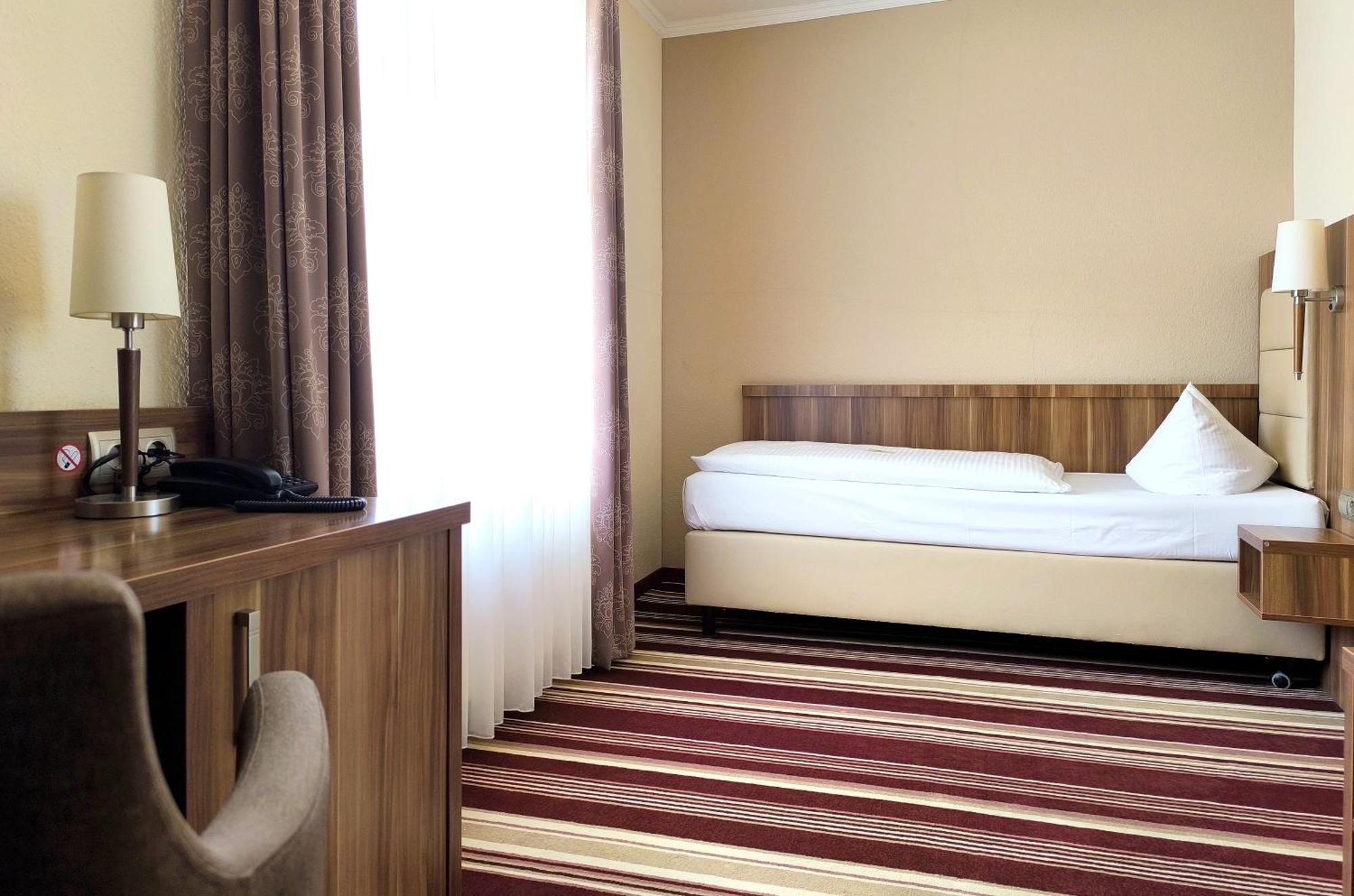 Hotel Burgas Stassfurt Ngoại thất bức ảnh